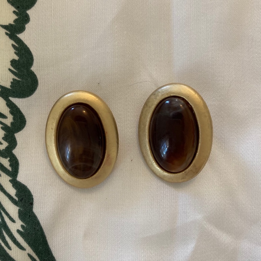 Vintage styled stud shaped earrings